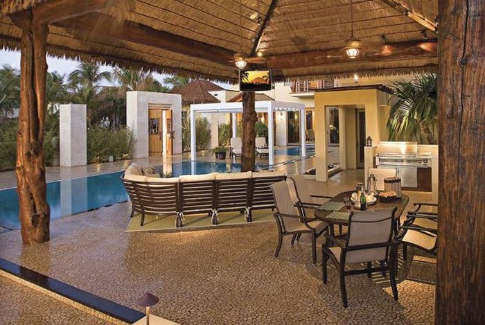 This Seafront Mansion In Florida Is Absolutely Stunning (16 pics)