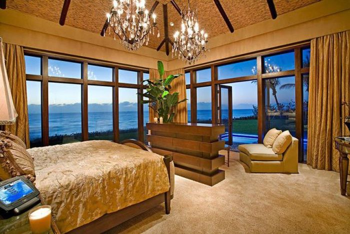 This Seafront Mansion In Florida Is Absolutely Stunning (16 pics)