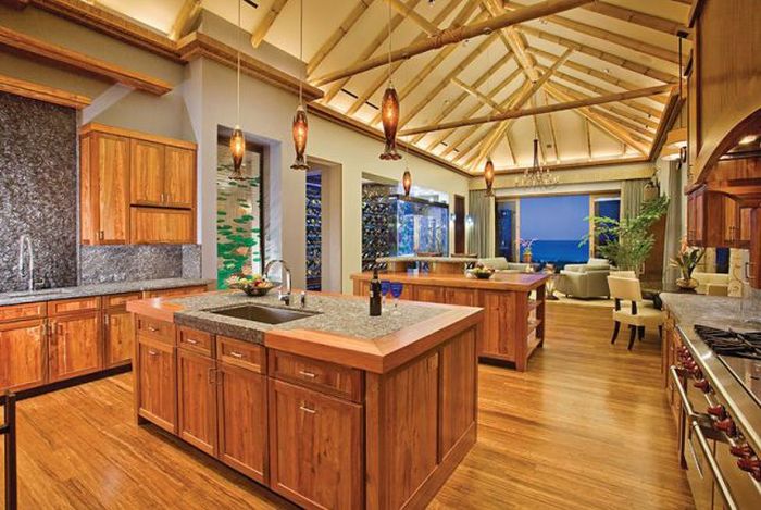 This Seafront Mansion In Florida Is Absolutely Stunning (16 pics)