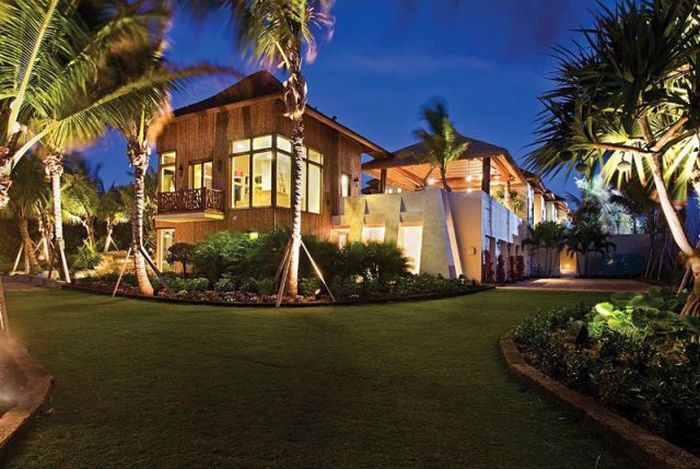 This Seafront Mansion In Florida Is Absolutely Stunning (16 pics)