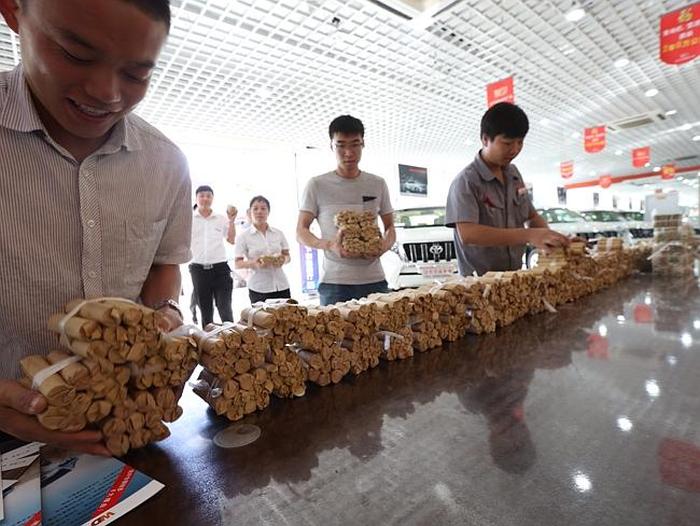 Man Purchases A New Car Using $140,000 In Coins (5 pics)