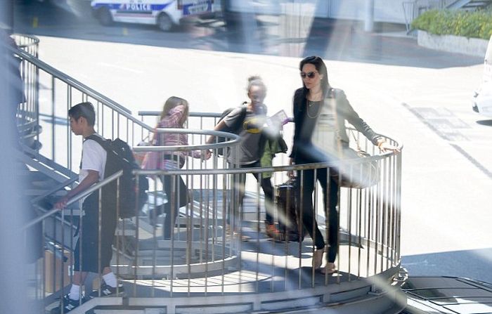 Angelina Jolie And Brad Pitt Pass On First Class As They Fly To Paris (14 pics)