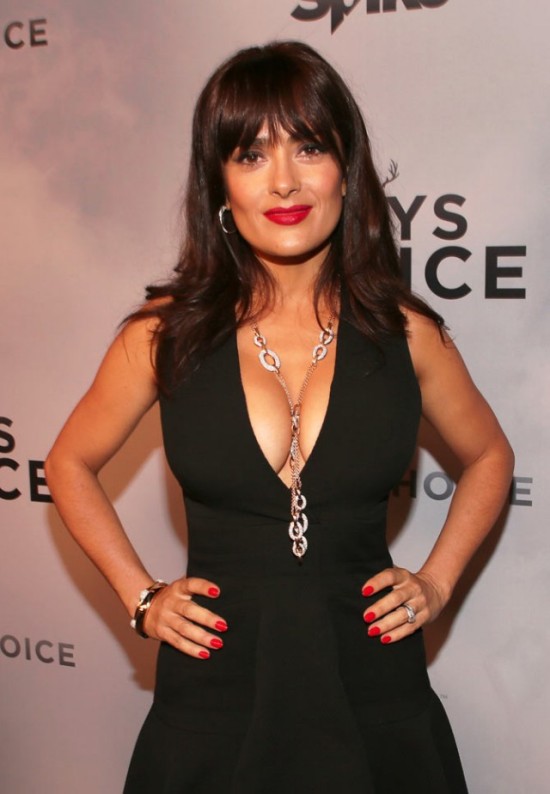 Salma Hayek Flashes Some Major Cleavage At The Guys Choice Awards (6 pics)