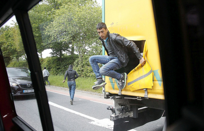 Illegal Immigrants Cut Their Way Out Of A Truck And Try To Escape (8 pics)