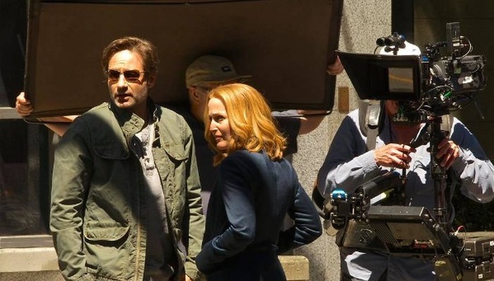 First Photos Of Mulder And Scully Together Again On The X-Files Set (6 pics)