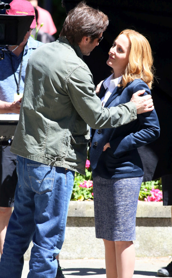 First Photos Of Mulder And Scully Together Again On The X-Files Set (6 pics)
