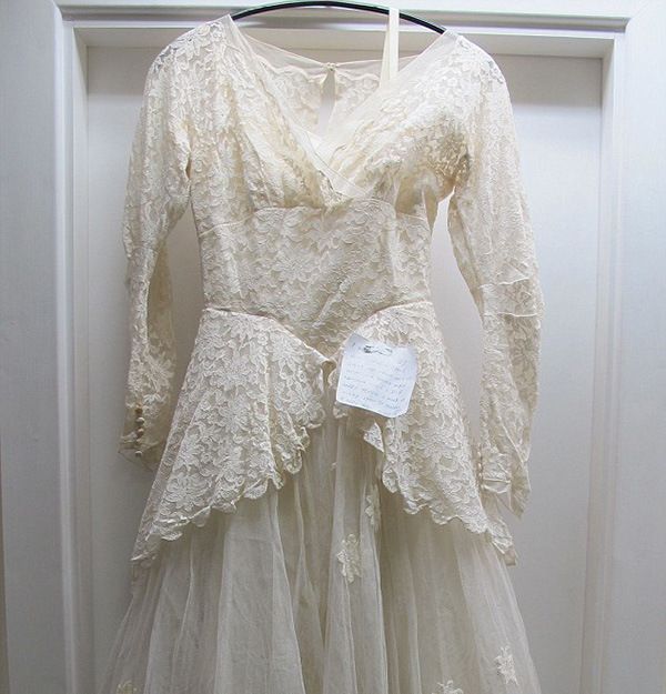 Old Man Donates His Wife's Wedding Dress With A Heartwarming Note (2 pics)