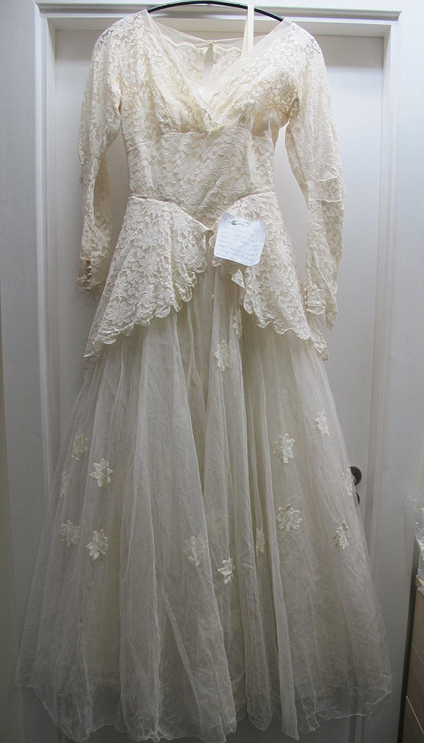 Old Man Donates His Wife's Wedding Dress With A Heartwarming Note (2 pics)