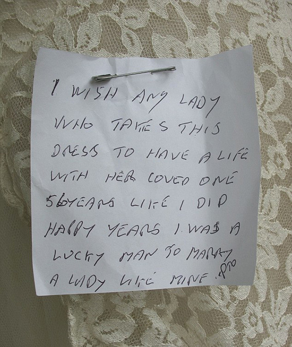 Old Man Donates His Wife's Wedding Dress With A Heartwarming Note (2 pics)