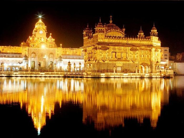 The Golden Temple Has Been Feeding Thousands Of People For Centuries (7 pics)