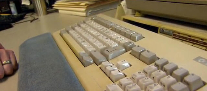 This 1980s Computer Controls Heat And AC For 19 Public Schools (4 pics)