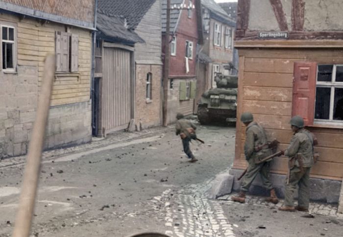 Vintage Photo Compares Street In Germany To World War II Vs Today (2 pics)