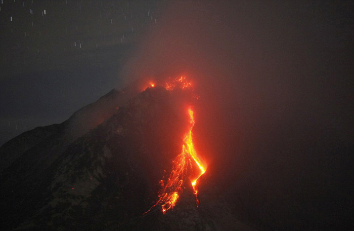 Rumbling Volcano Forces Thousands Of Indonesian Villagers To Leave Their Homes (10 pics)