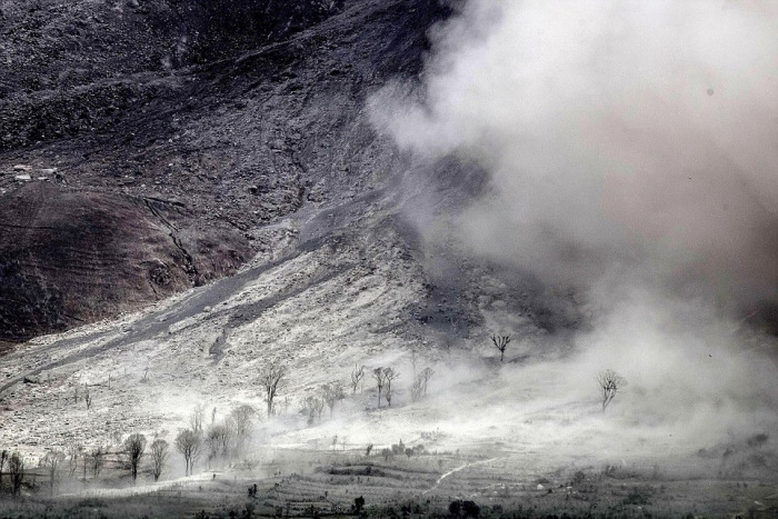 Rumbling Volcano Forces Thousands Of Indonesian Villagers To Leave Their Homes (10 pics)