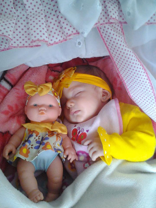 Children Who Look Shockingly Similar To Their Toy Dolls (34 pics)