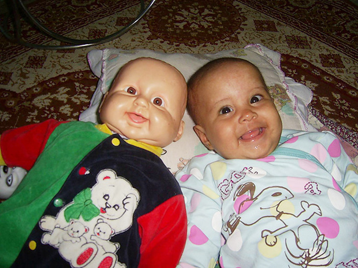 Children Who Look Shockingly Similar To Their Toy Dolls (34 pics)