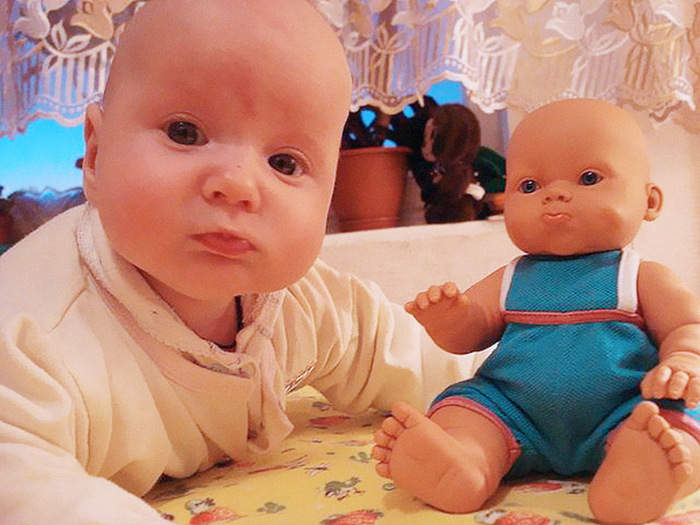 Children Who Look Shockingly Similar To Their Toy Dolls (34 pics)