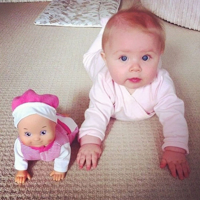 Children Who Look Shockingly Similar To Their Toy Dolls (34 pics)