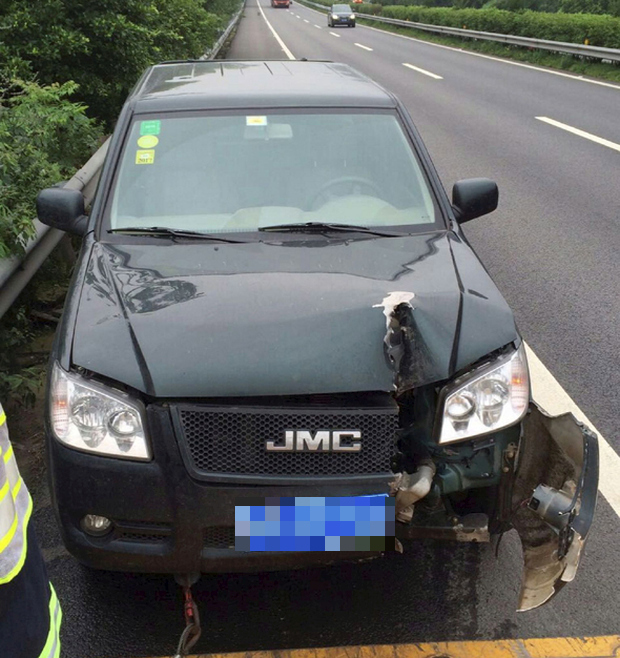 Driver Gets Lucky After A Giant Saw Blade Crashes Into His Car (3 pics)