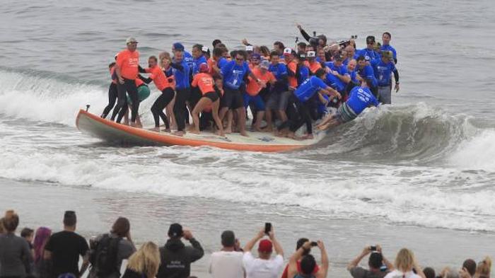 66 Surfers Set A New Guinness Record With A 1,300 Pound Board  (6 pics)