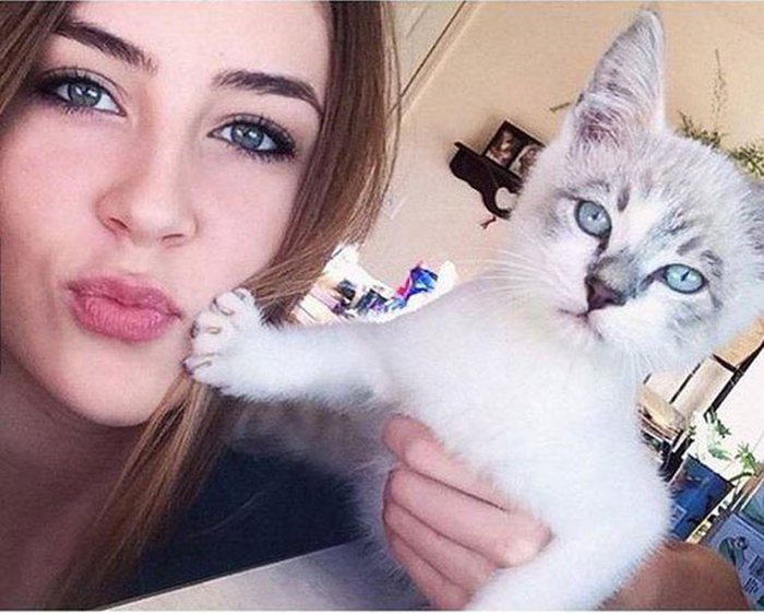 Animals That Clearly Don't Want To Be A Part Of Your Selfie (19 pics)