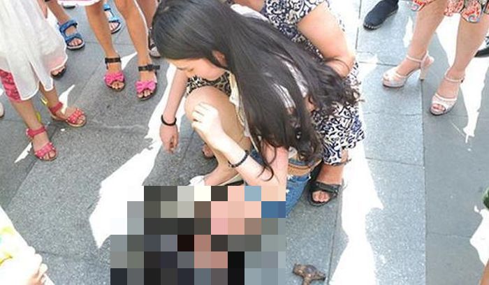 Chinese Girl Gets Stuck In A Drain Because She Was Texting While Walking (2 pics)