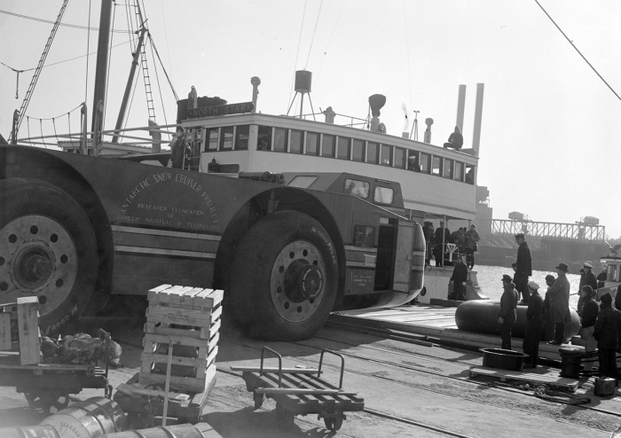 This Massive Antarctic Snow Cruiser Was A Massive Failure (12 pics)