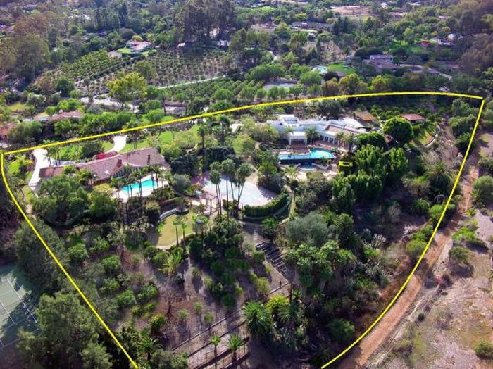 Taco Bell Founder’s Dream Home Is Now Up For Sale (23 pics)