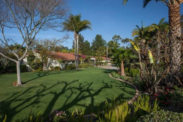 Taco Bell Founder’s Dream Home Is Now Up For Sale (23 pics)