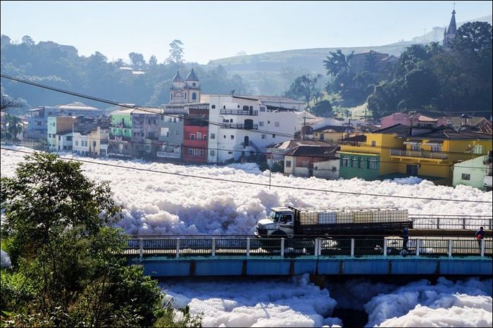 Toxic Foam Is Flooding The Streets Of Sao Paulo (5 pics)