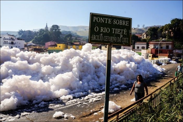 Toxic Foam Is Flooding The Streets Of Sao Paulo (5 pics)