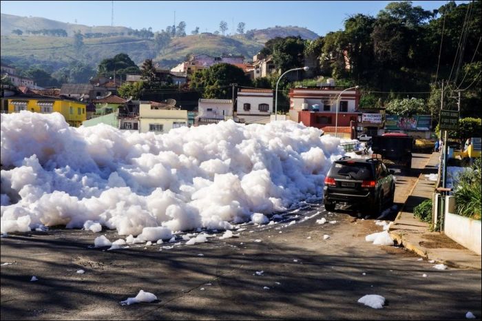 Toxic Foam Is Flooding The Streets Of Sao Paulo (5 pics)