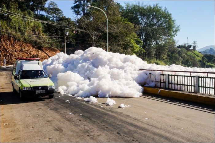 Toxic Foam Is Flooding The Streets Of Sao Paulo (5 pics)