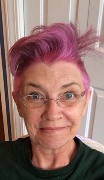 Daughter Gives Mom Awesome Hairstyle Before She Starts Chemo (3 pics)