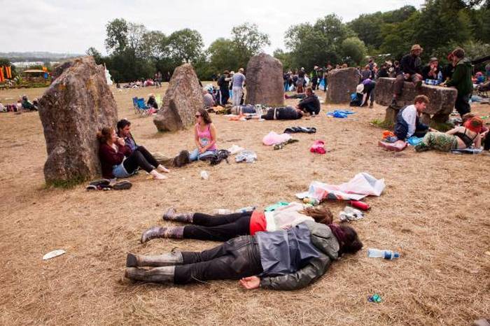 Photos That Capture The Exhausting Aftermath Of Glastonbury (37 pics)