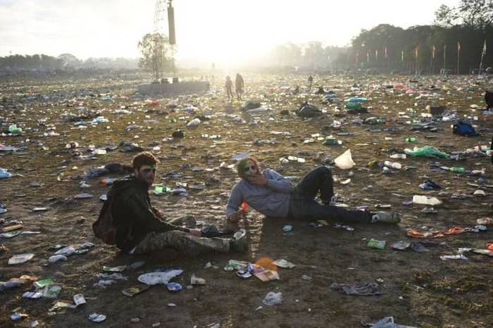 Photos That Capture The Exhausting Aftermath Of Glastonbury (37 pics)