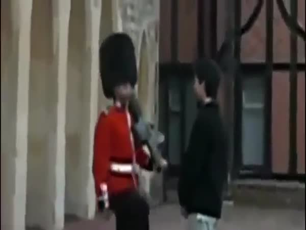 Queen Guard Vs Tourists