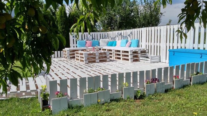 How To Make A Beautiful Backyard Patio Using Pallets (17 pics)