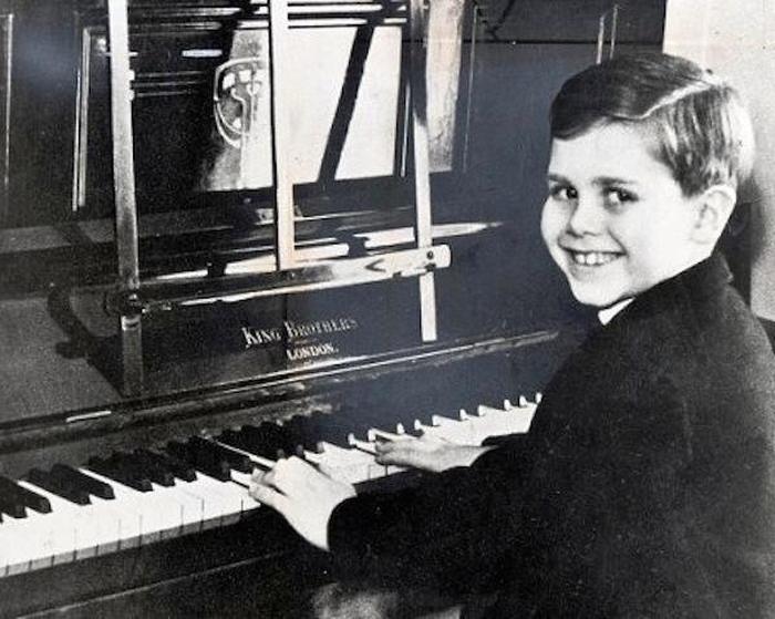 30 Childhood Photos Of World Famous Musicians (30 pics)