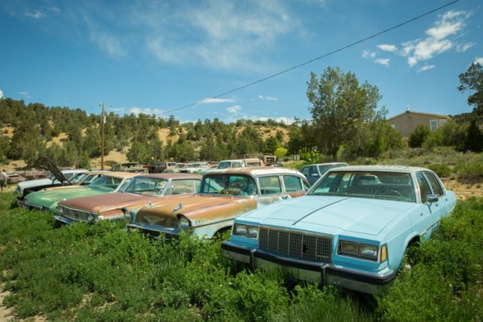 More Than 250 Cars Make Up This Vehicle Cemetery In Utah (29 pics)