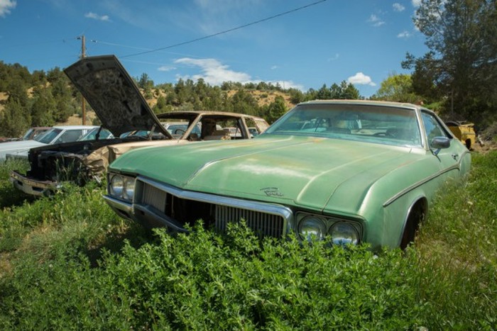 More Than 250 Cars Make Up This Vehicle Cemetery In Utah (29 pics)