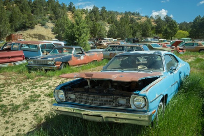 More Than 250 Cars Make Up This Vehicle Cemetery In Utah (29 pics)