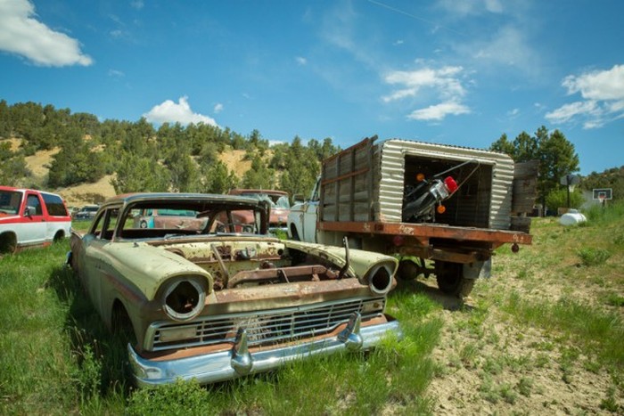 More Than 250 Cars Make Up This Vehicle Cemetery In Utah (29 pics)