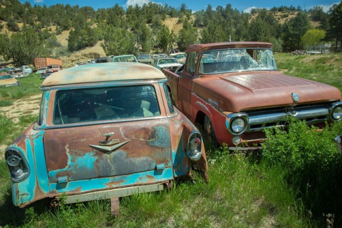More Than 250 Cars Make Up This Vehicle Cemetery In Utah (29 pics)