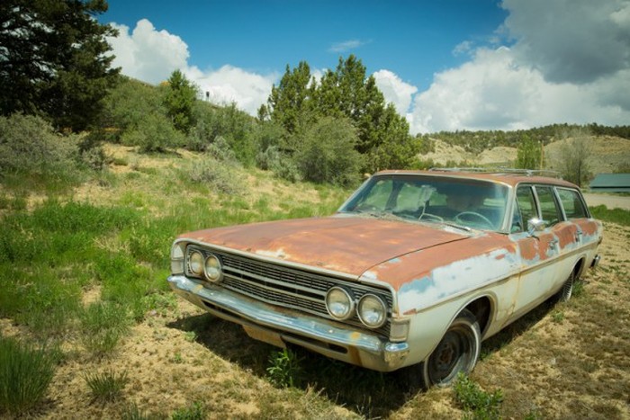 More Than 250 Cars Make Up This Vehicle Cemetery In Utah (29 pics)