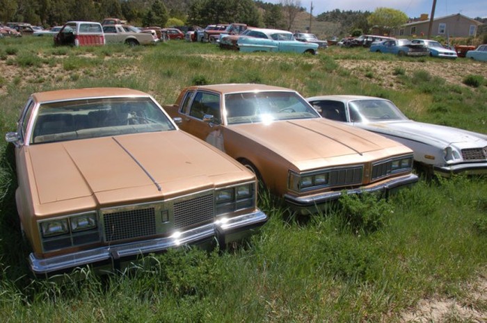 More Than 250 Cars Make Up This Vehicle Cemetery In Utah (29 pics)