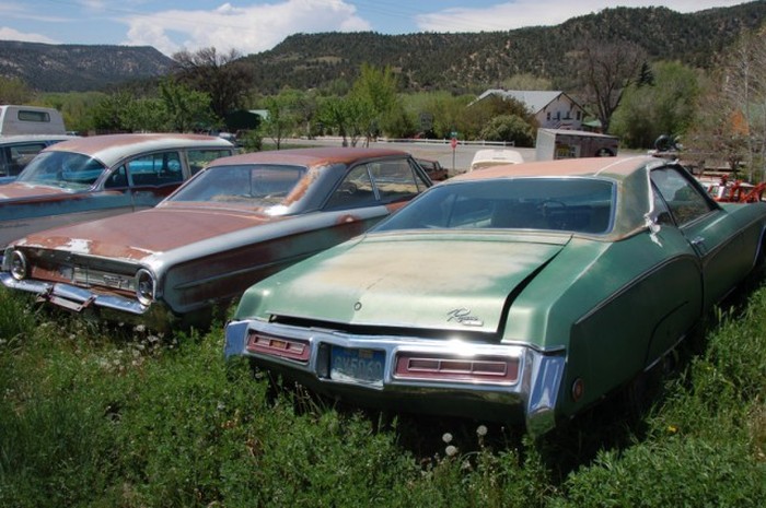 More Than 250 Cars Make Up This Vehicle Cemetery In Utah (29 pics)