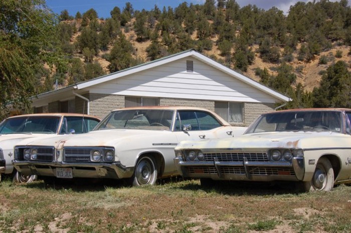 More Than 250 Cars Make Up This Vehicle Cemetery In Utah (29 pics)