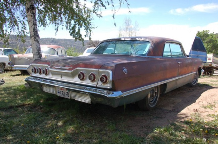 More Than 250 Cars Make Up This Vehicle Cemetery In Utah (29 pics)