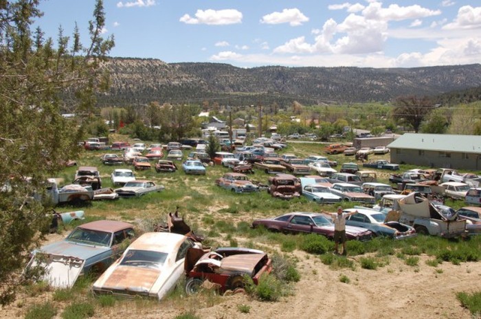 More Than 250 Cars Make Up This Vehicle Cemetery In Utah (29 pics)